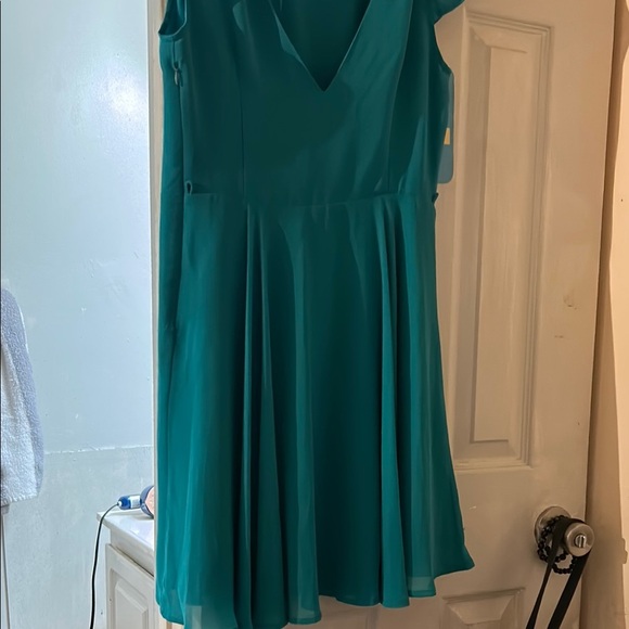 Forever 21 Green V-Neck A-Line Midi Dress - Picture 2 of 4
